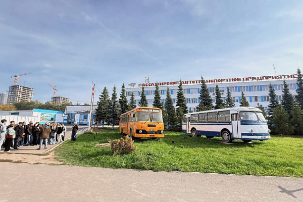 В МУП «ПАТП №2» стартовали профориентационные экскурсии для школьников.